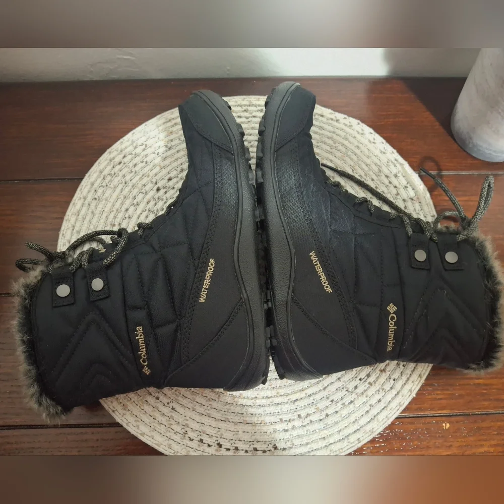 Columbia Black Quilted Winter Boots with Faux Fur Size 9.